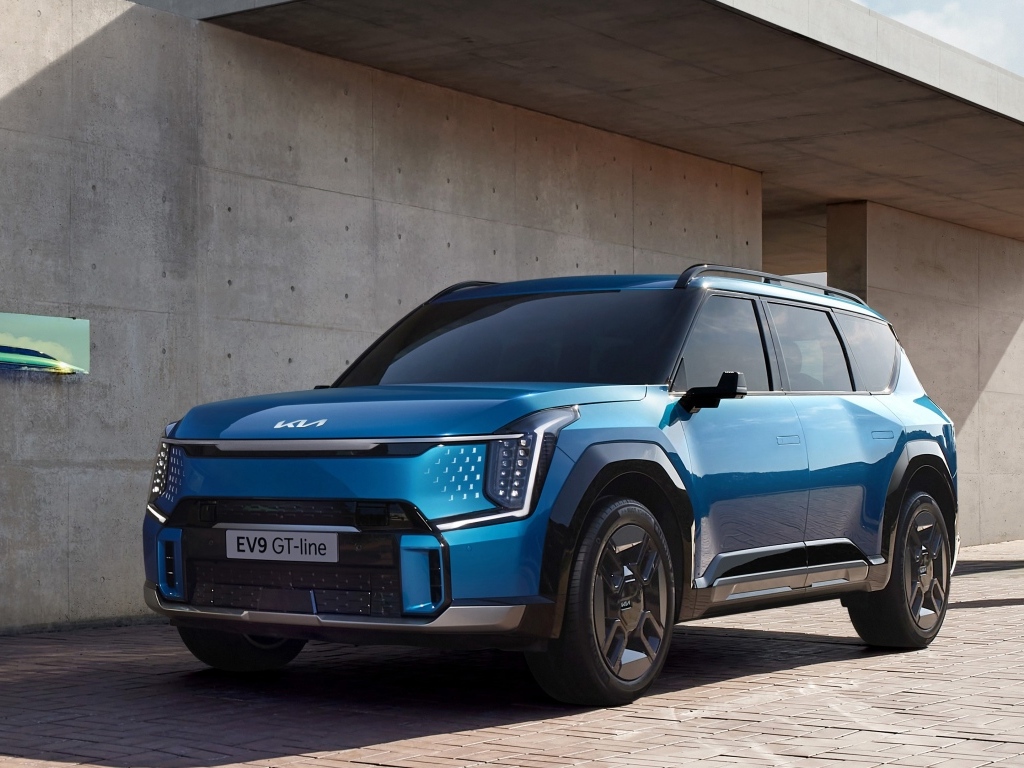 Автомобиль Kia EV9 GT-Line стоит у здания