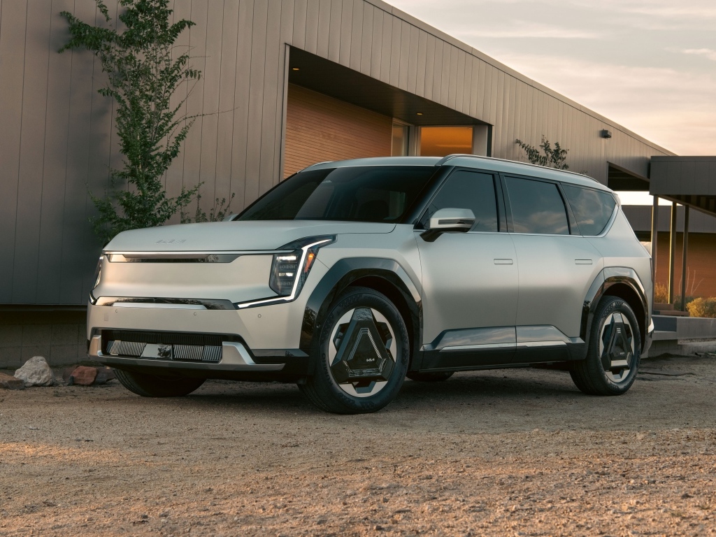 Новый серебристый автомобиль Kia EV9,  2024 года