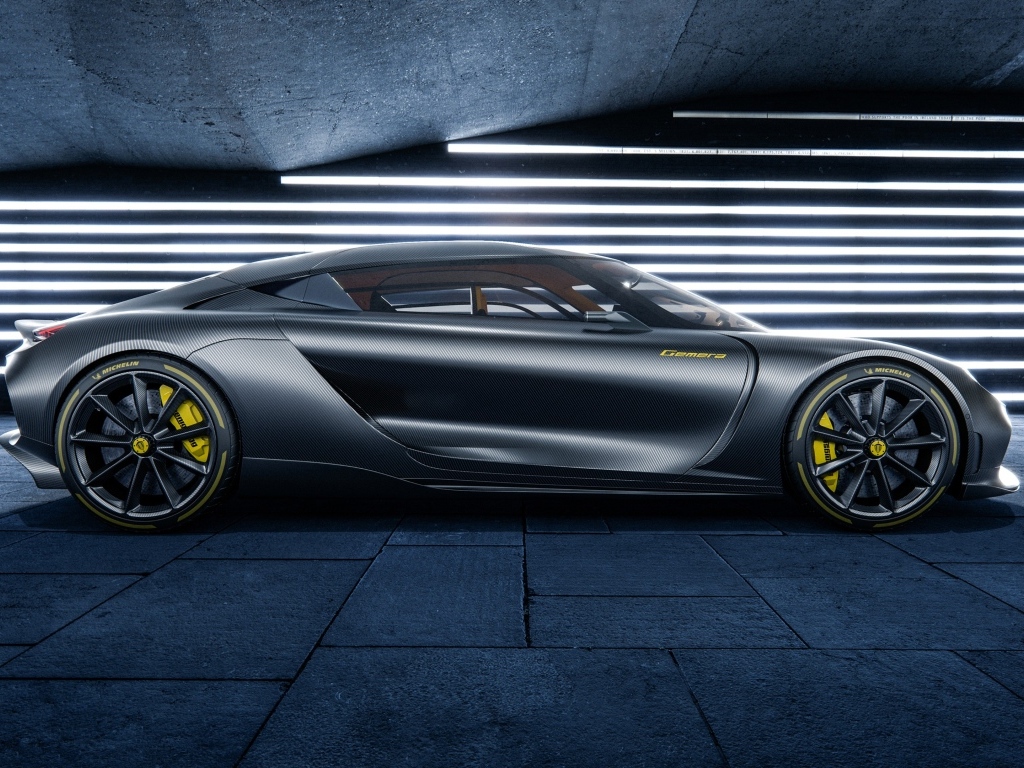 Серебристый автомобиль Koenigsegg Gemera вид сбоку