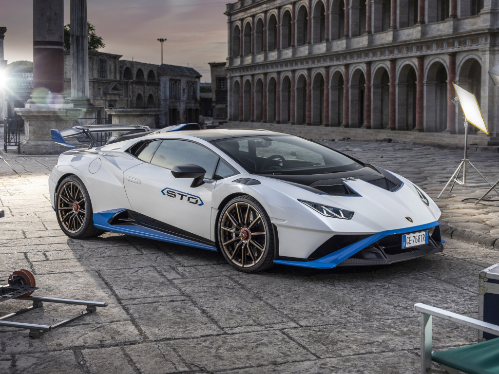 Яркий Lamborghini Huracán STO у старого здания