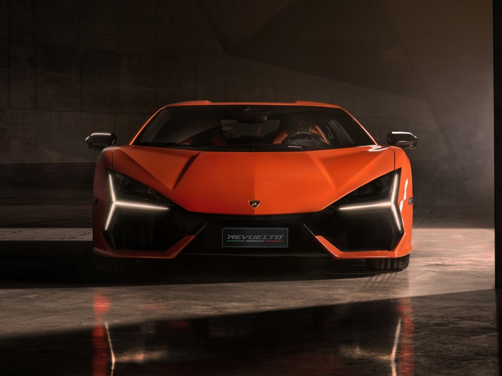Автомобиль Lamborghini Revuelto 2023 вид спереди