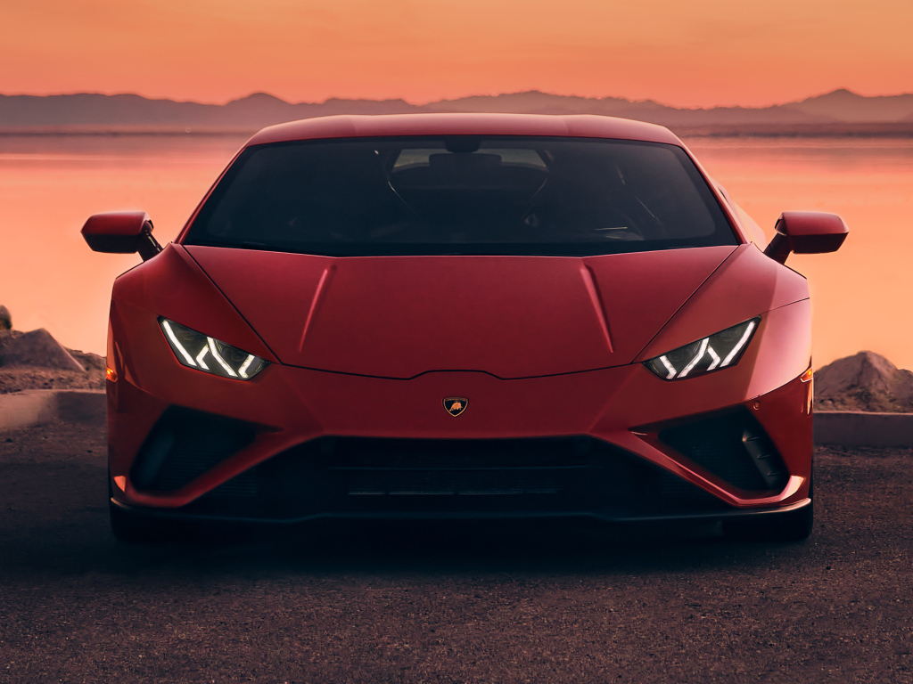 Дорогой красный автомобиль Lamborghini Huracan EVO RWD у воды