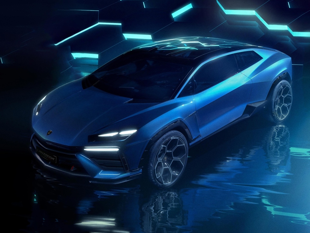 Презентация автомобиля Lamborghini Lanzador Concept EV на синем фоне