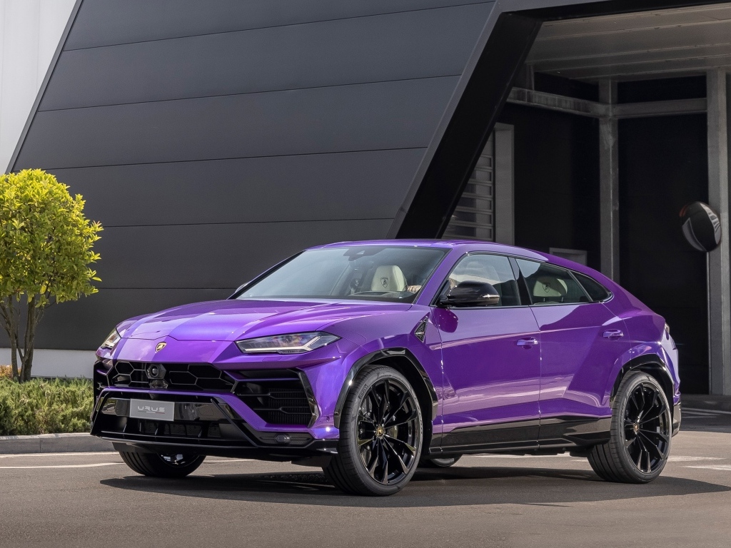 Сиреневый внедорожник Lamborghini Urus