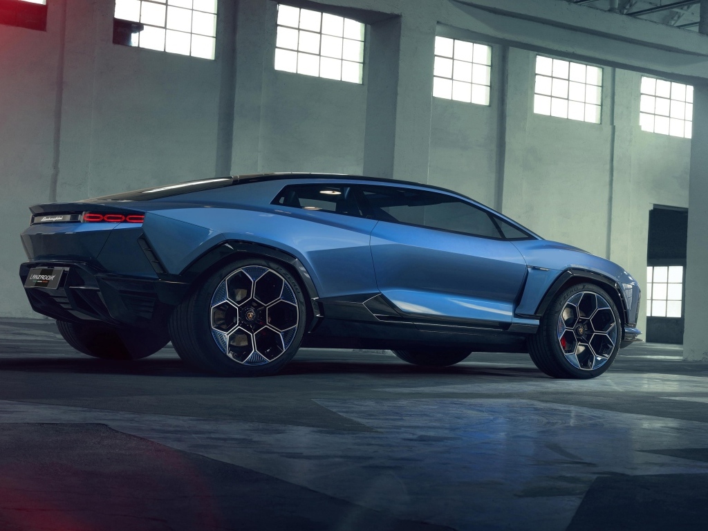 Вид сбоку на автомобиль Lamborghini Lanzador Concept EV