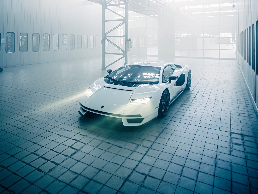 Белый автомобиль Lamborghini Countach LPI 800-4 с включенными фарами