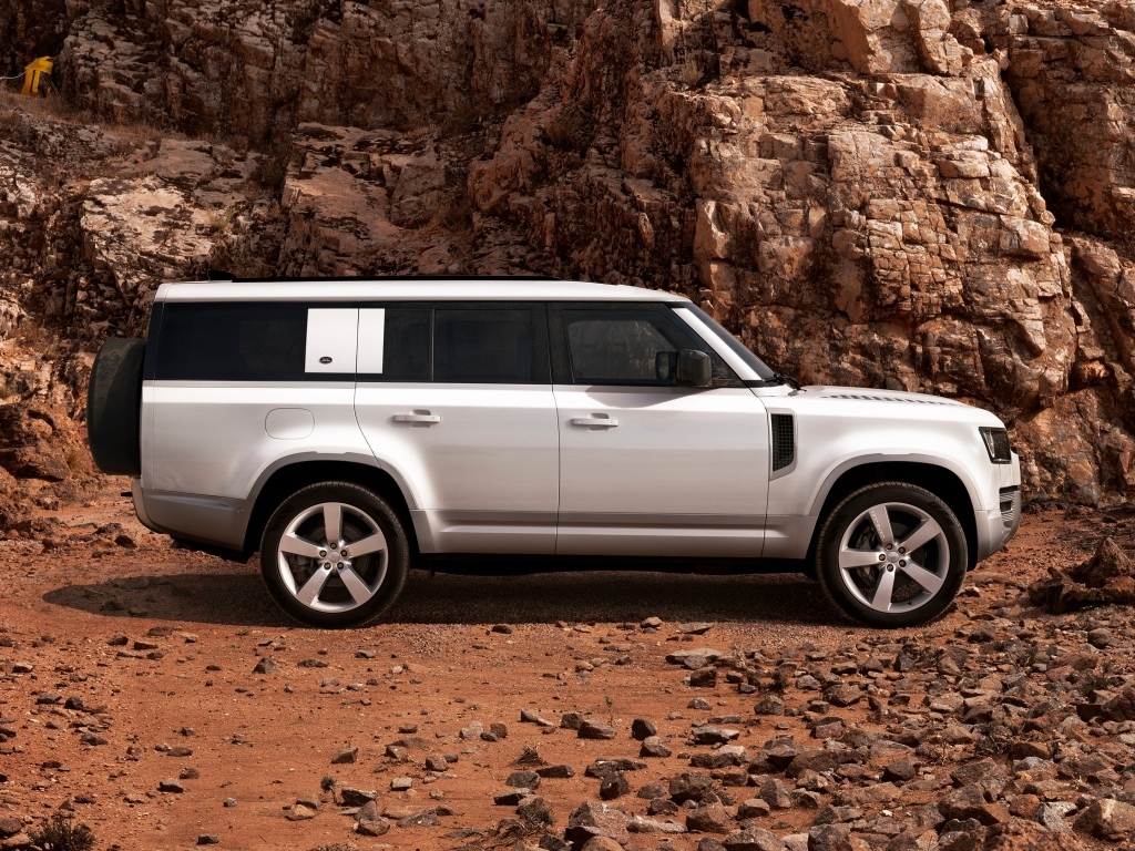 Белый внедорожник Land Rover Defender 130 в горах