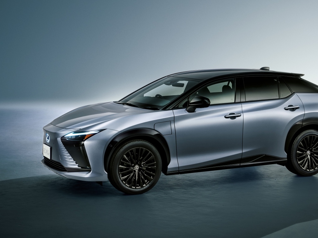 Серебристый автомобиль Lexus RZ 450e First Edition 2023 года