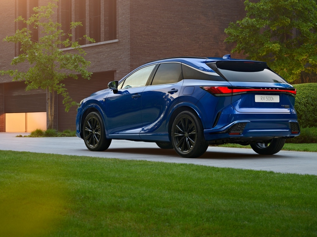 Синий автомобиль Lexus RX 500h F SPORT вид сзади