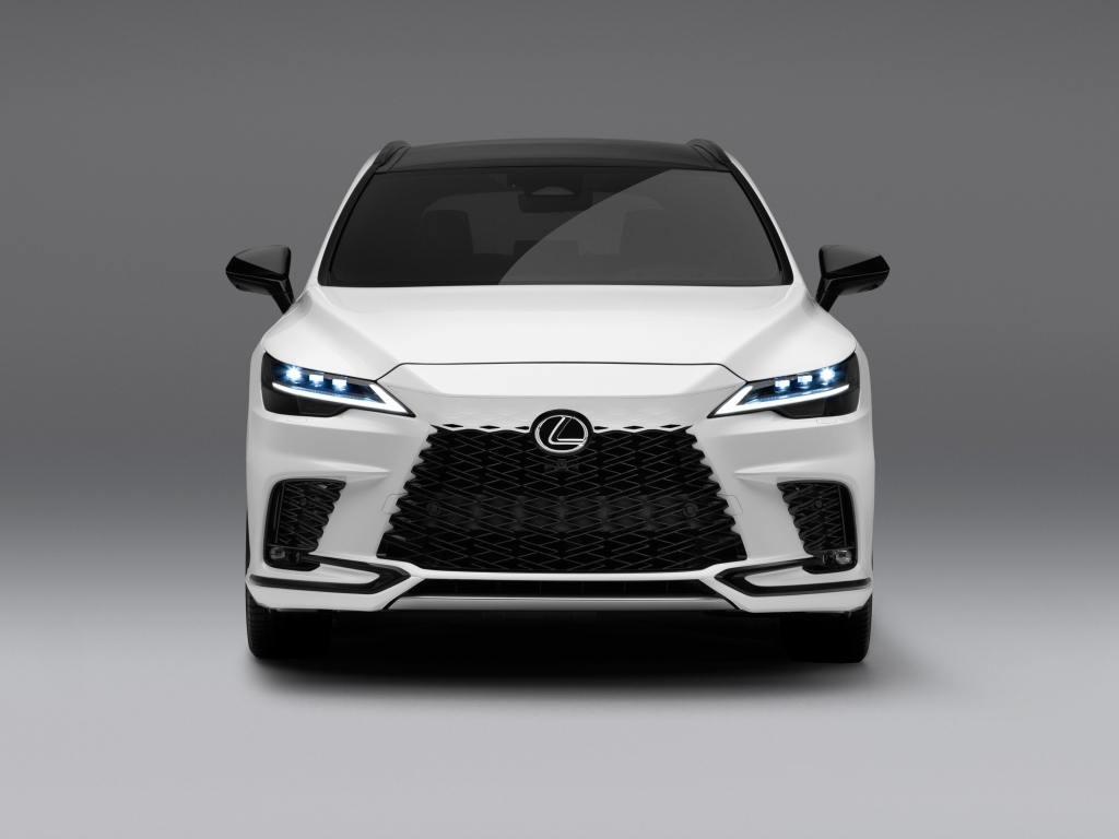 Вид спереди на автомобиль  Lexus RX 500h F SPORT