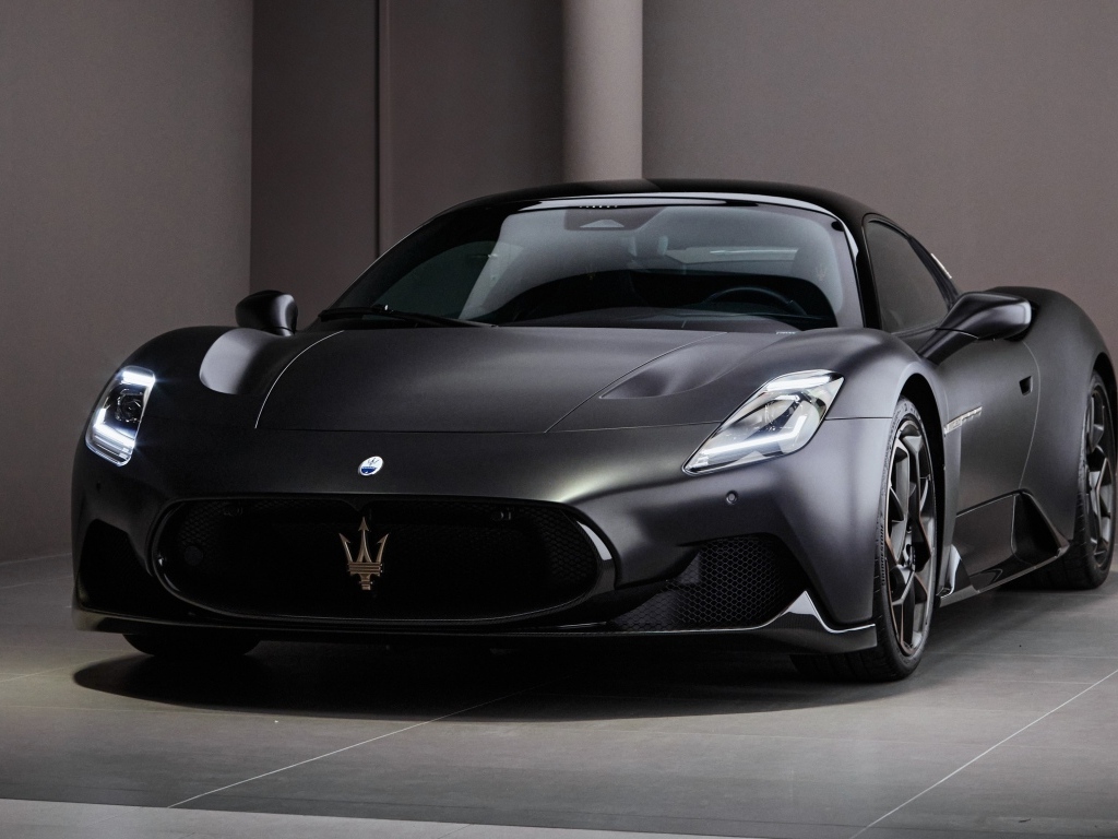 Черный автомобиль Maserati MC20 Notte Coupé 2023 года