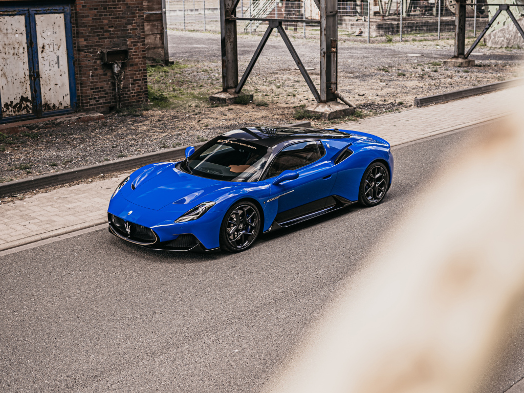 Синий автомобиль Maserati MC20 Coupé 2022 года