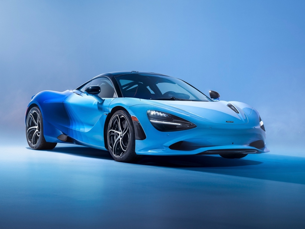 Синий автомобиль McLaren MSO 750S