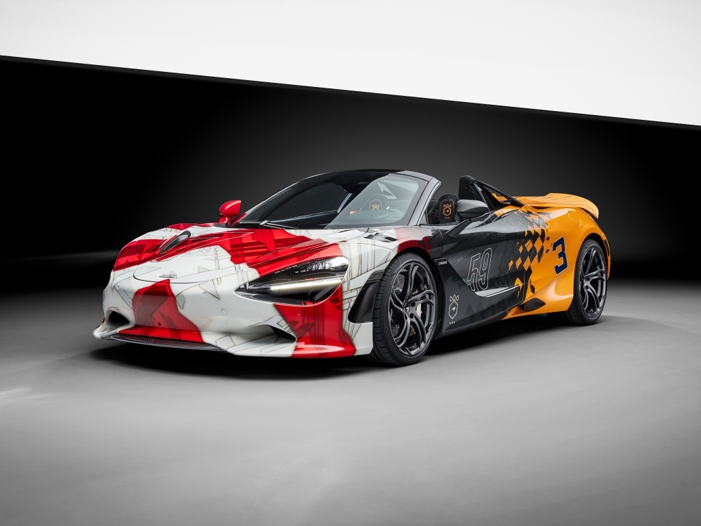 Яркий автомобиль McLaren 750S в здании