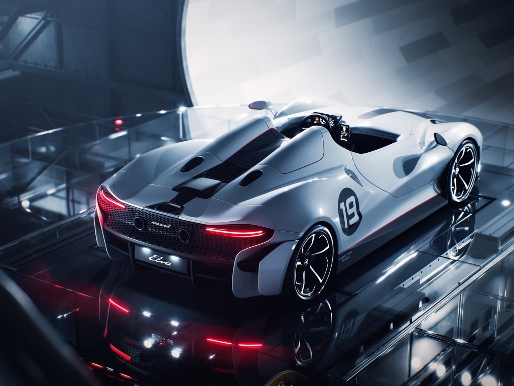 Вид сзади на автомобиль McLaren Elva