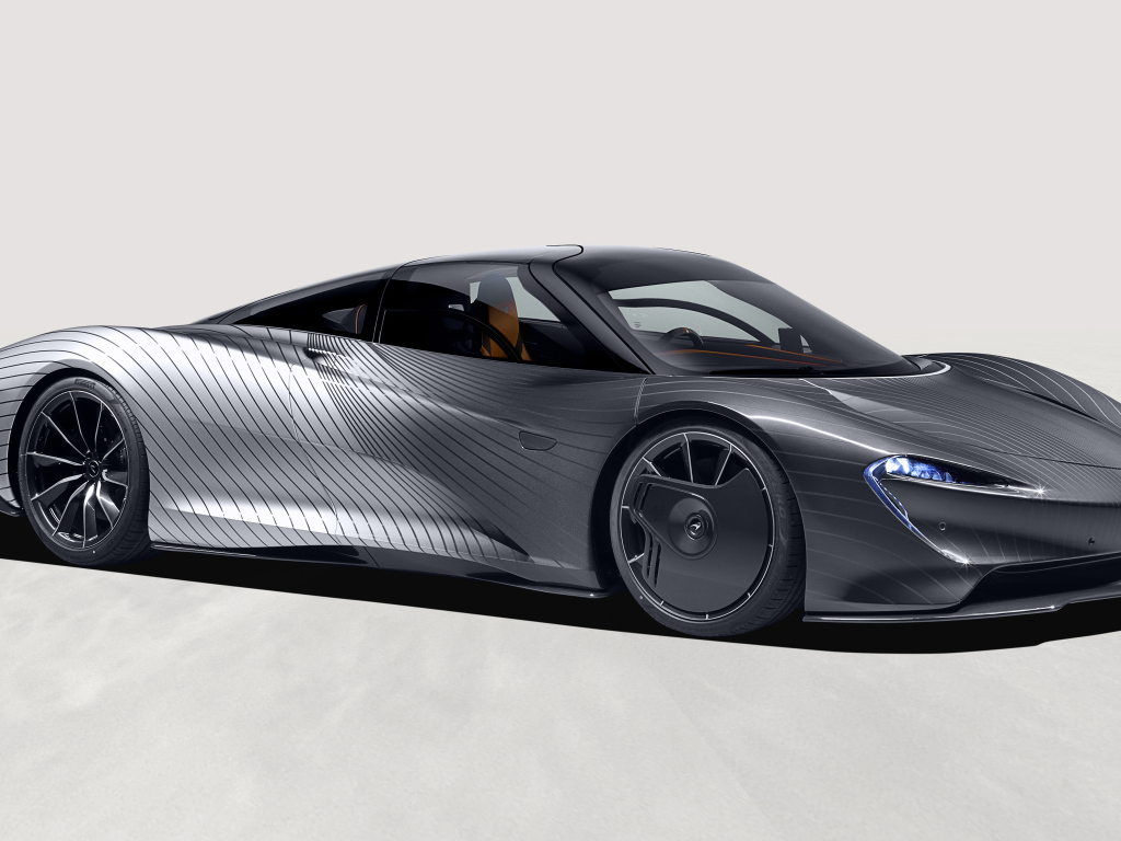 Серебристый McLaren MSO Speedtail Albert Hommage на сером фоне 