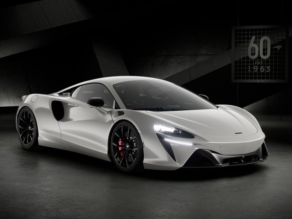 Серебристый автомобиль McLaren Artura 60th Anniversary Edition