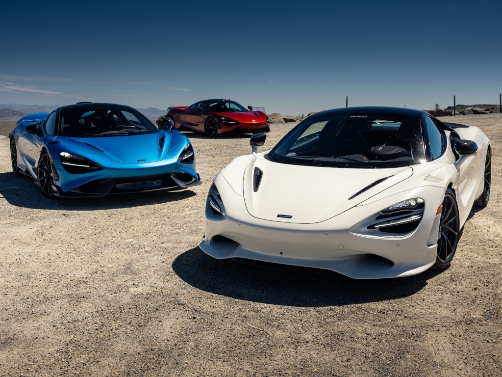 Два автомобиля McLaren 750S 2024 года