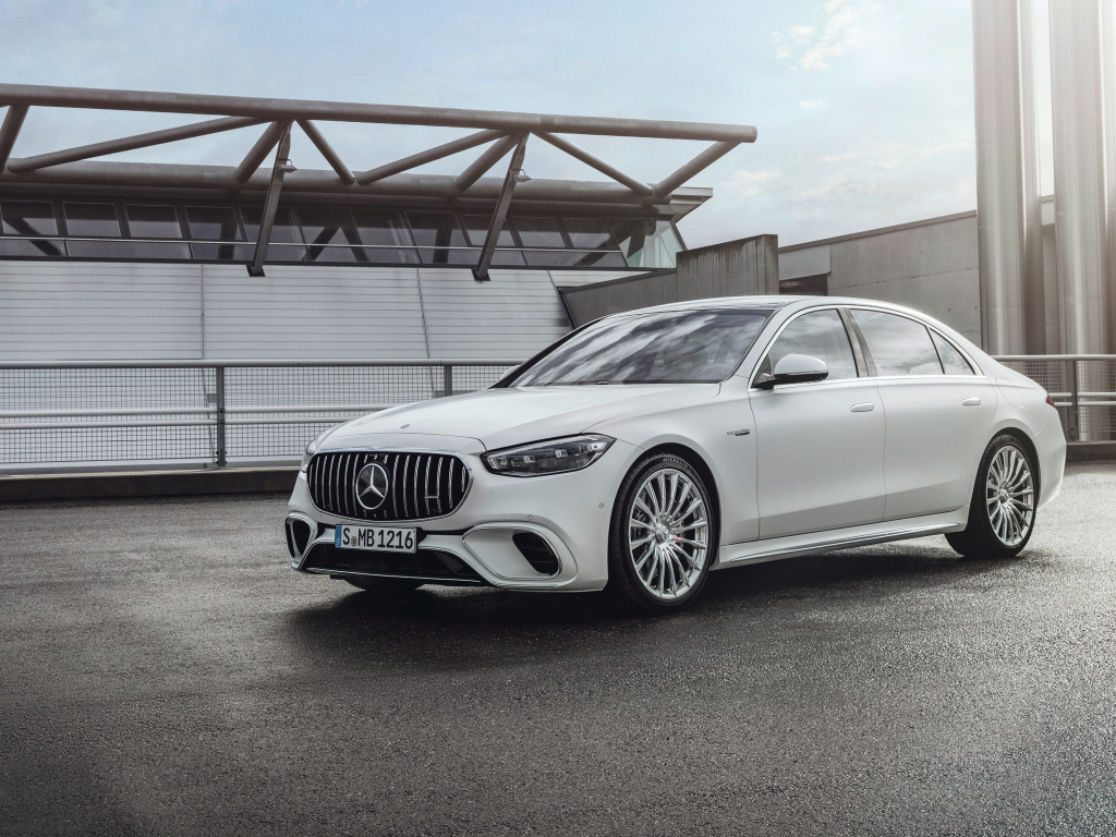 Белый автомобиль Mercedes-AMG S 63 E Performance 2023 года