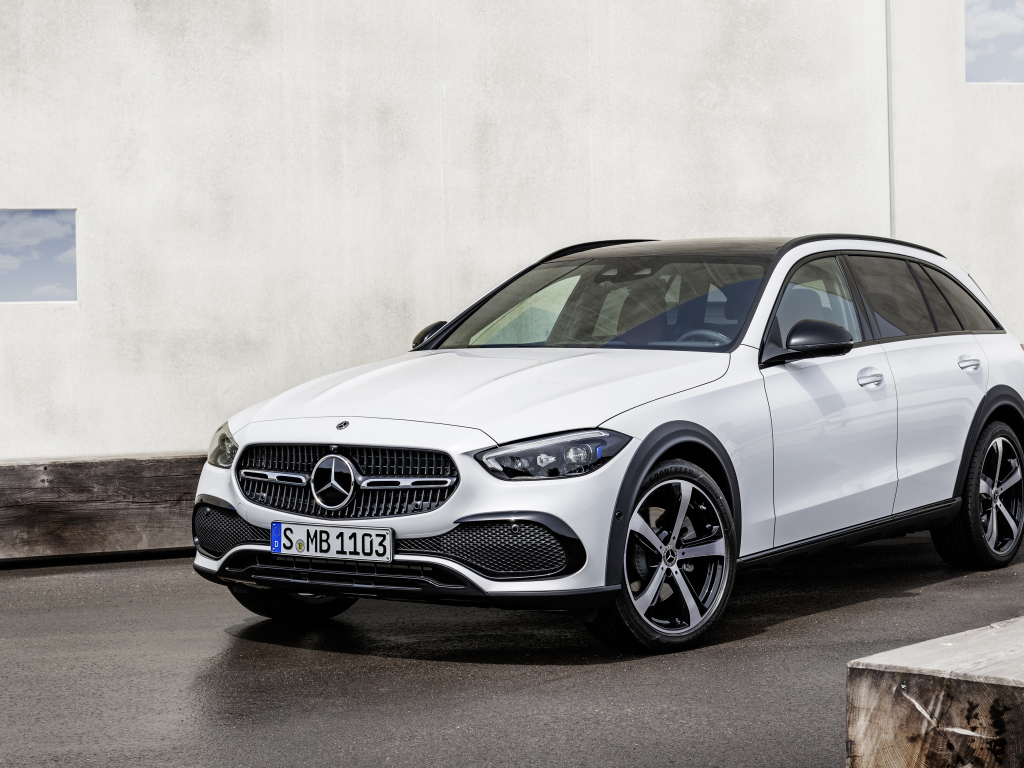Белый автомобиль Mercedes-Benz C 300 4MATIC All-Terrain 2023 года