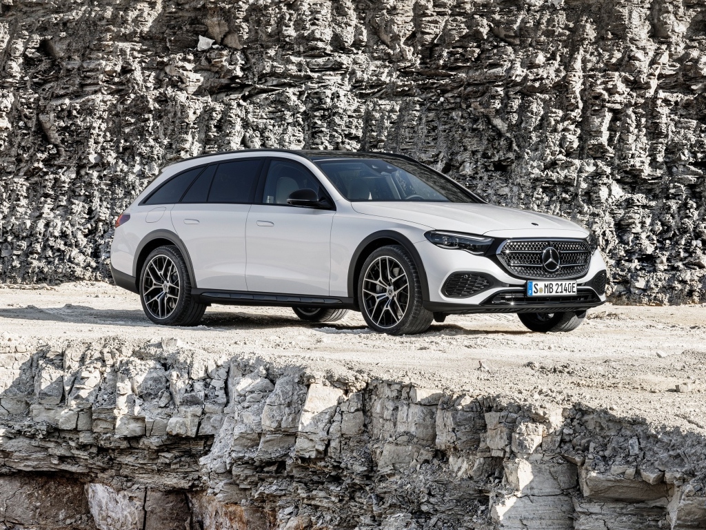 Автомобиль Mercedes-Benz E 450 4MATIC All-Terrain 2024 года в горах