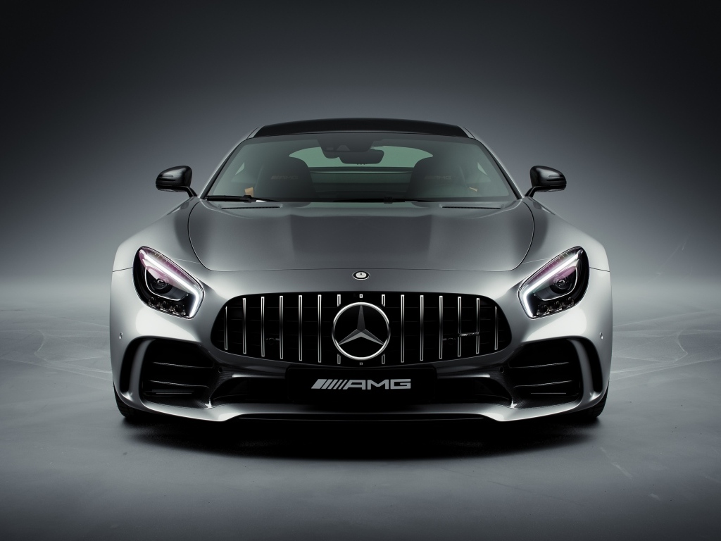 Вид спереди на автомобиль Mercedes-AMG GT R