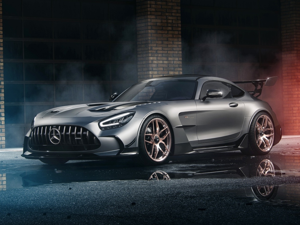 Автомобиль Mercedes-AMG GT Black Series у стены