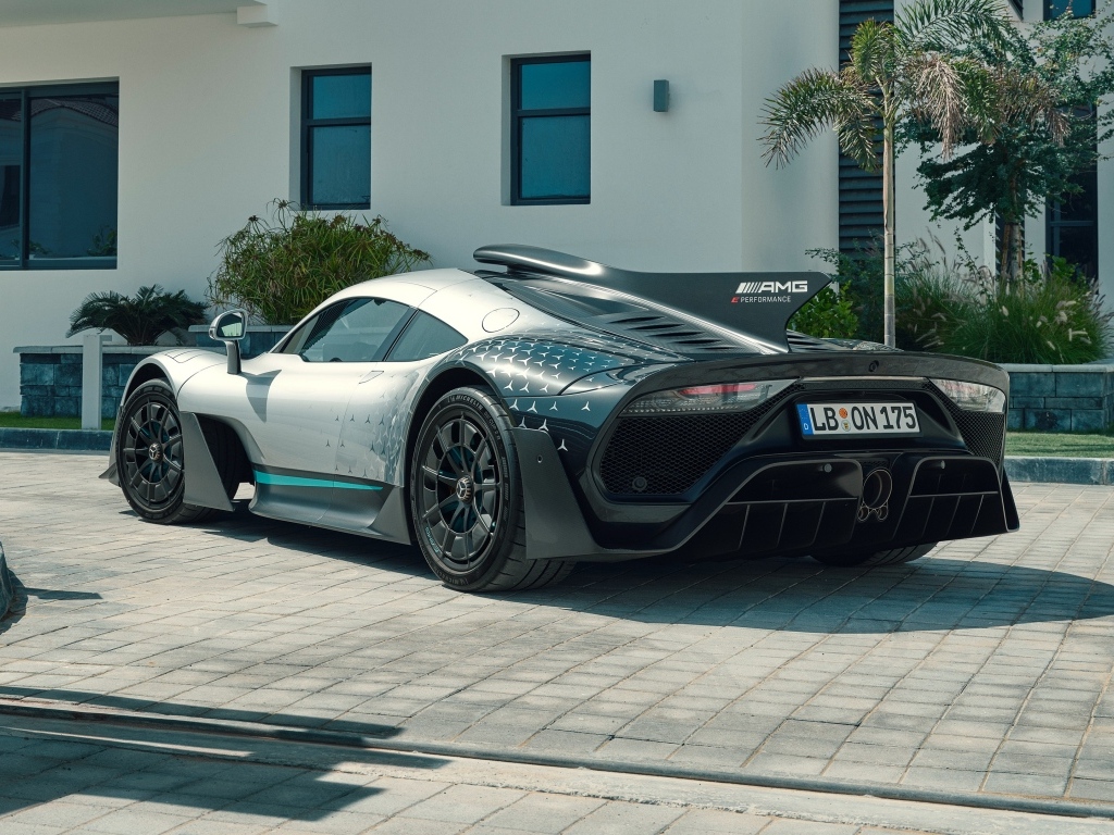 Автомобиль Mercedes-AMG ONE вид сзади