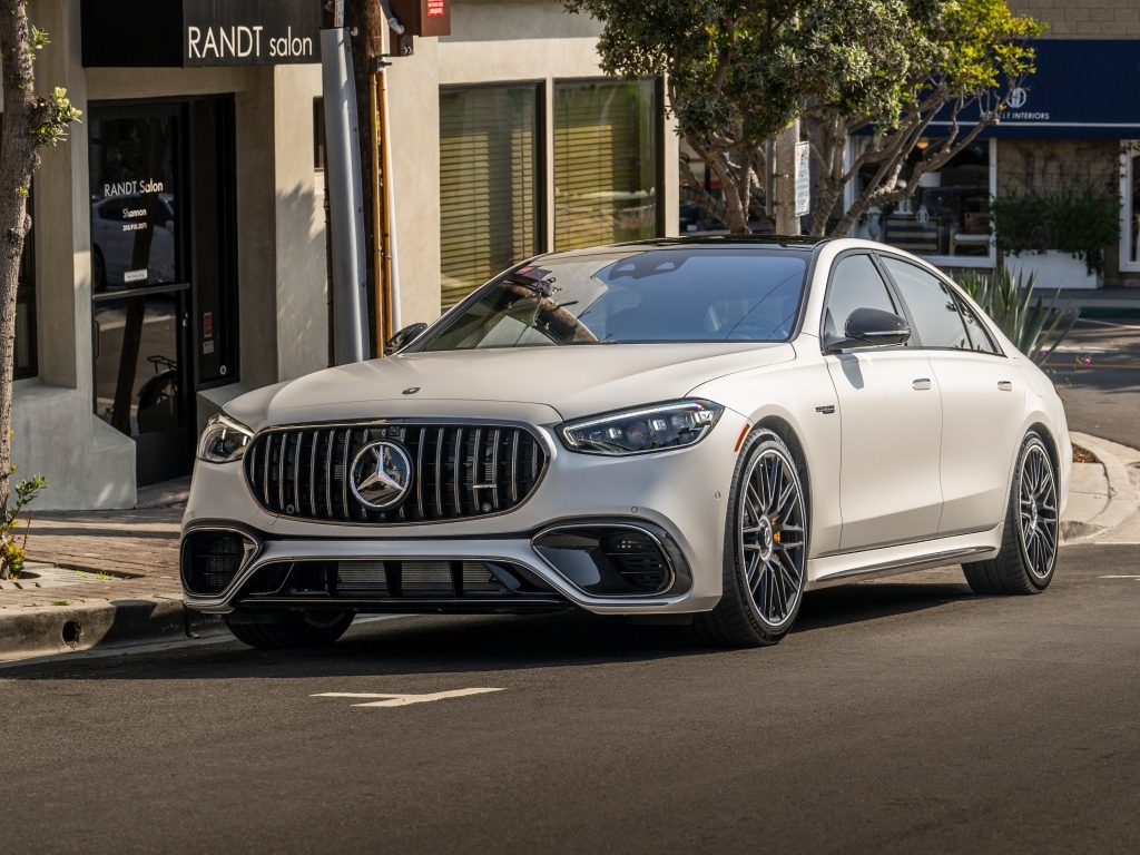 Автомобиль Mercedes-AMG S 63 E Performance 2024 года в городе