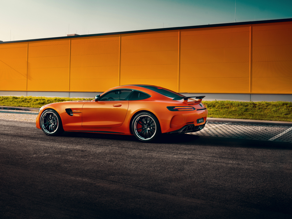 Автомобиль Mercedes-Benz AMG GT R у здания