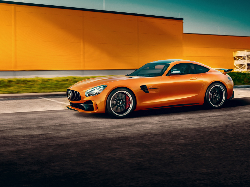 Оранжевый автомобиль Mercedes-Benz AMG GT R
