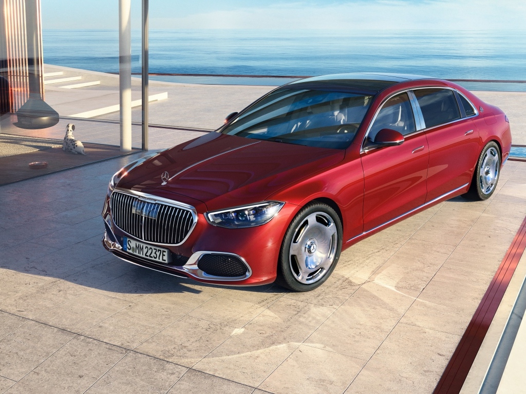 Автомобиль Mercedes-Maybach S 580 E 2023 года красного цвета