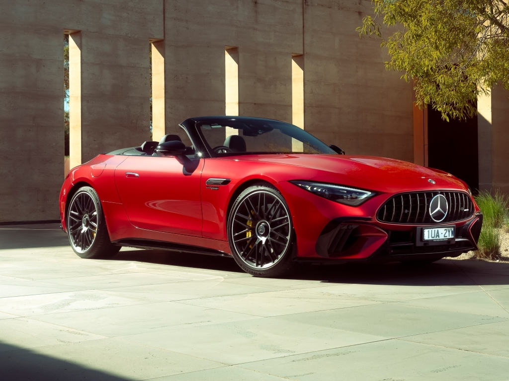 Красный кабриолет Mercedes-AMG SL 63 4MATIC+ 2023 года