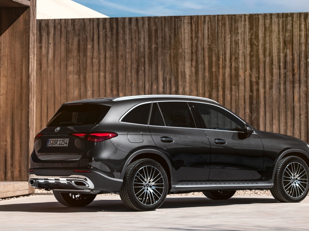 Внедорожник Mercedes-Benz GLC 300 4MATIC  вид сзади