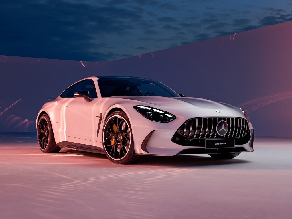 Серебристый автомобиль Mercedes AMG GT 2024 года