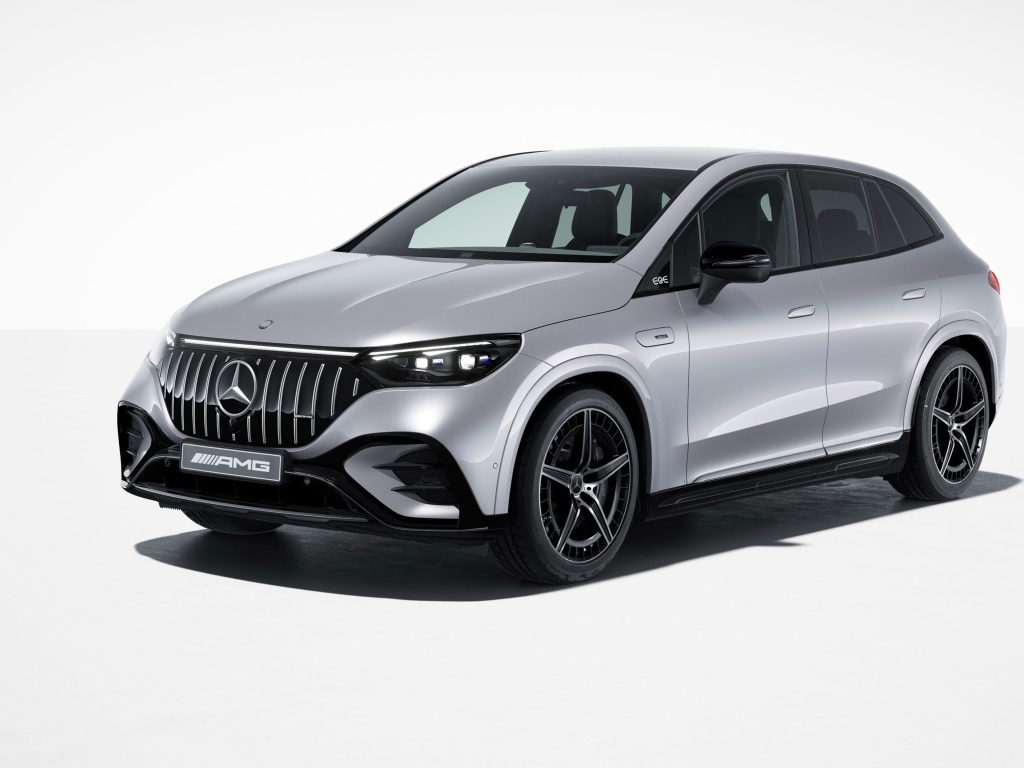 Серебристый внедорожник Mercedes-AMG EQE 43 4MATIC на белом фоне