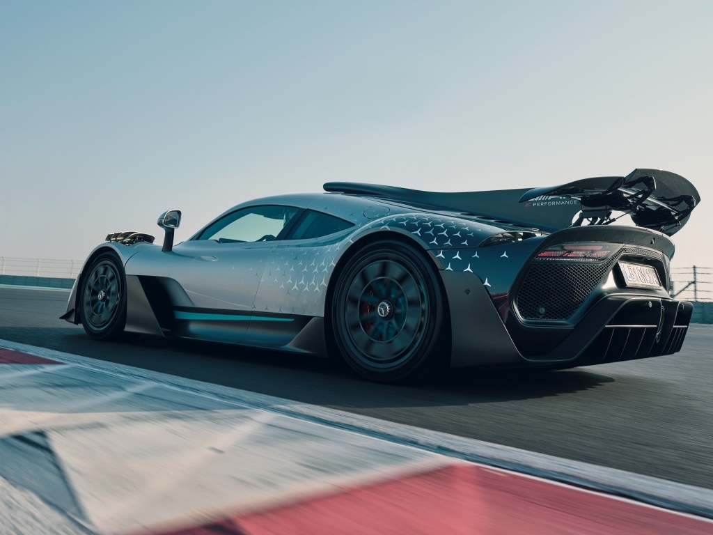 Спортивный автомобиль Mercedes-AMG ONE на трассе