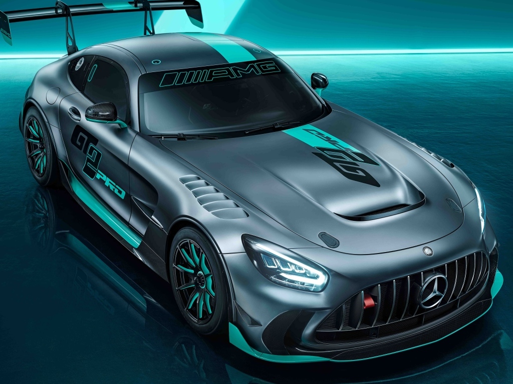 Вид сверху на автомобиль Mercedes-AMG GT2 PRO