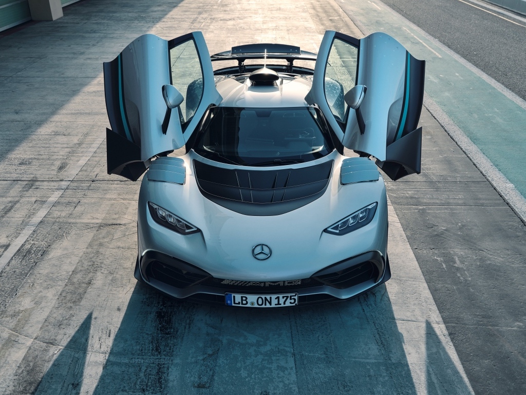 Вид на автомобиль Mercedes-AMG ONE