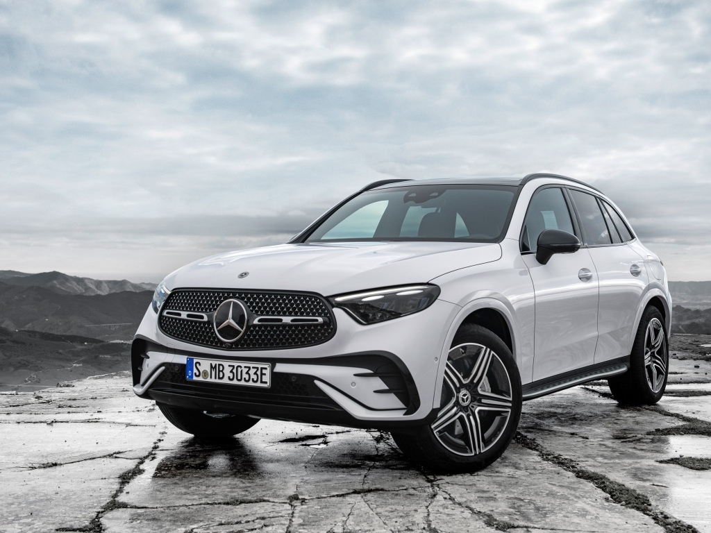 Белый внедорожник Mercedes-Benz GLC 300 E 4MATIC AMG Line