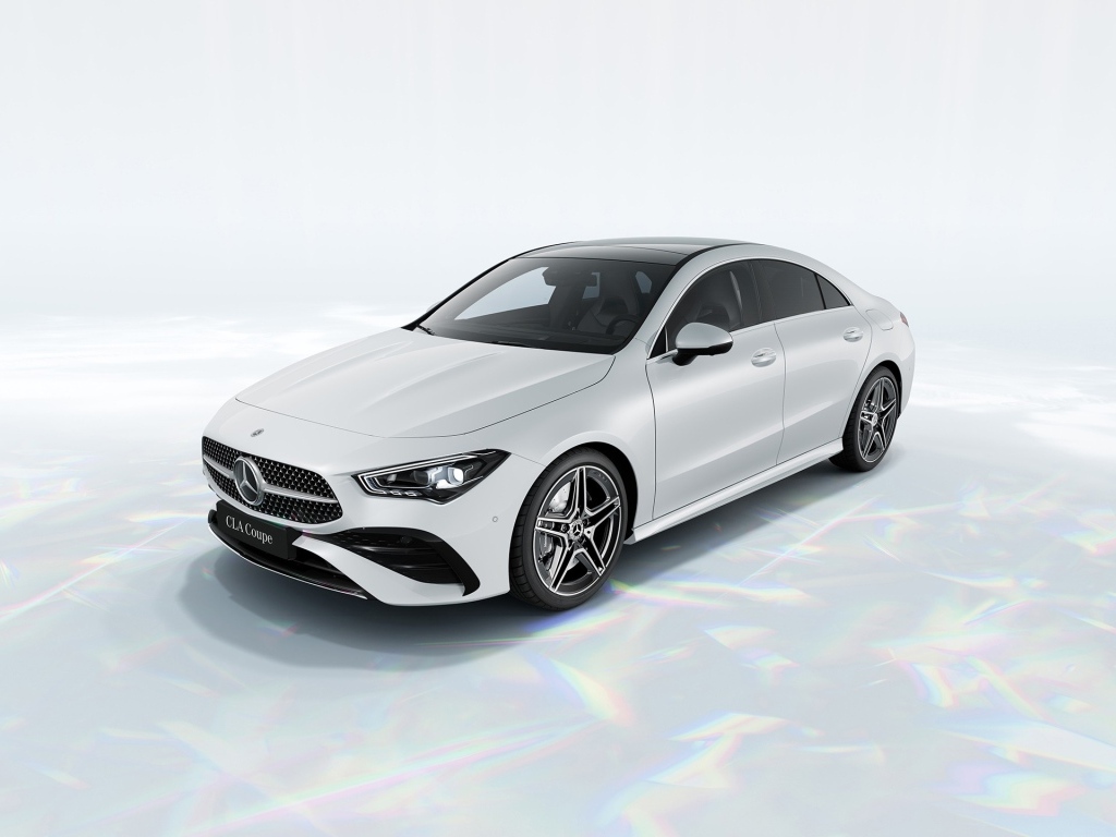 Белый автомобиль Mercedes-Benz CLA 260 4MATIC AMG Line