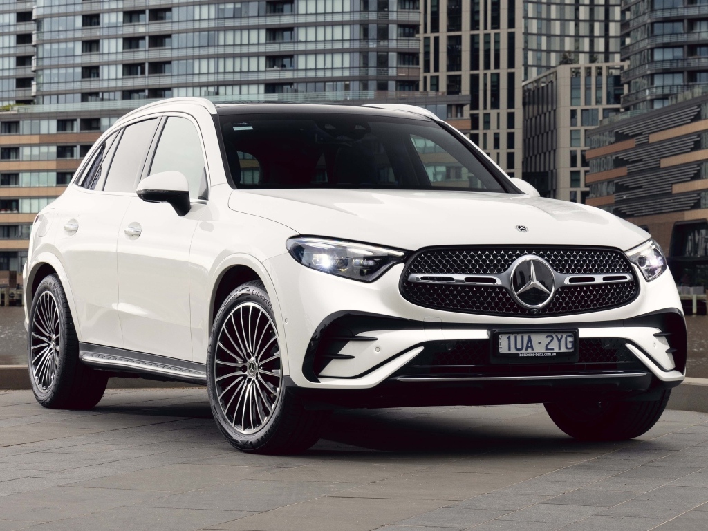 Белый автомобиль Mercedes-Benz GLC 300 4MATIC AMG Line 2023 года
