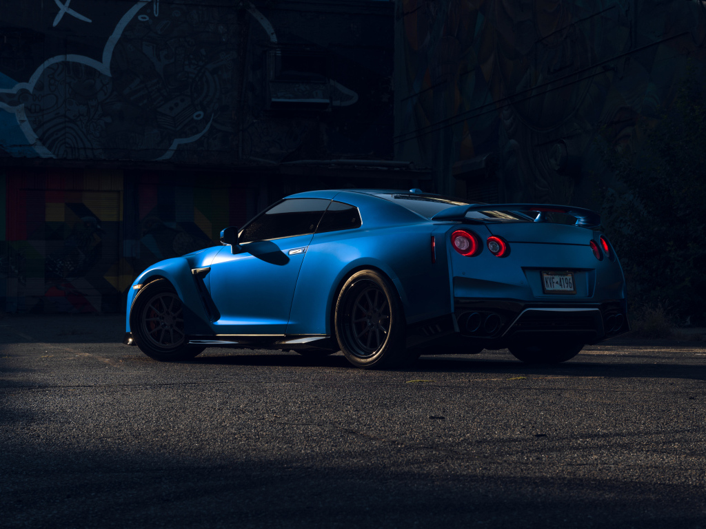 Автомобиль Nissan GT-R вид сзади