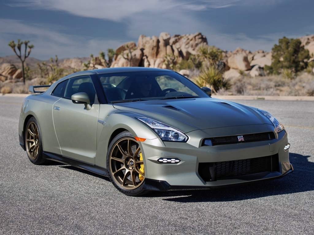 Серебристый автомобиль Nissan GT-R T-Spec 2024 года