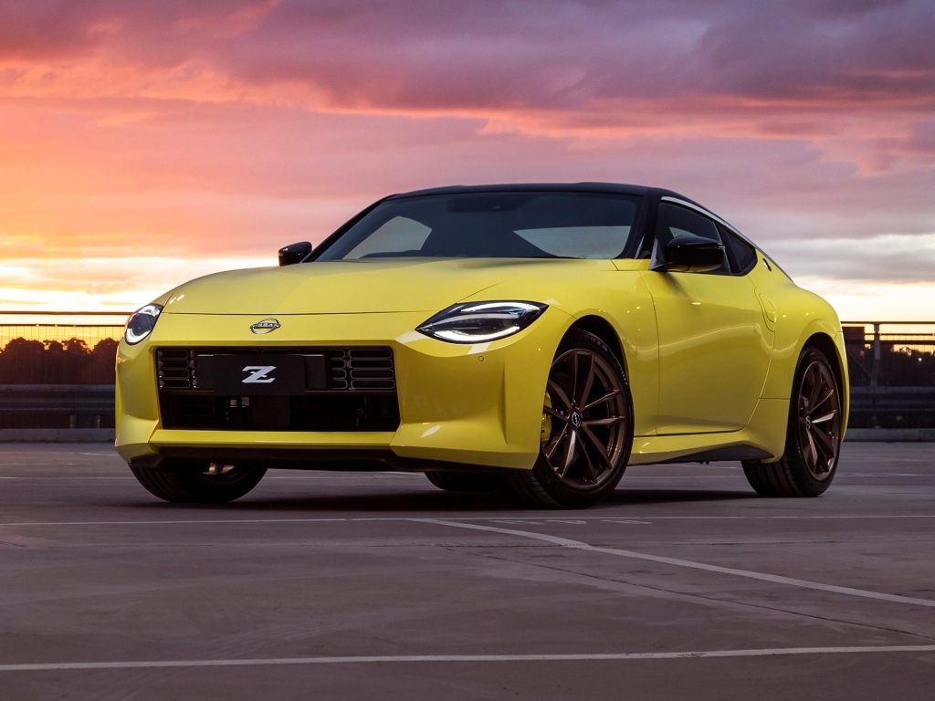 Желтый автомобиль Nissan Z на фоне неба