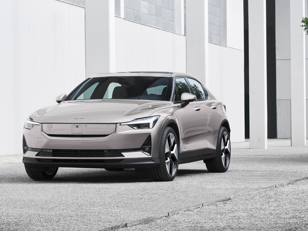 Автомобиль Polestar 2 2023 года у здания