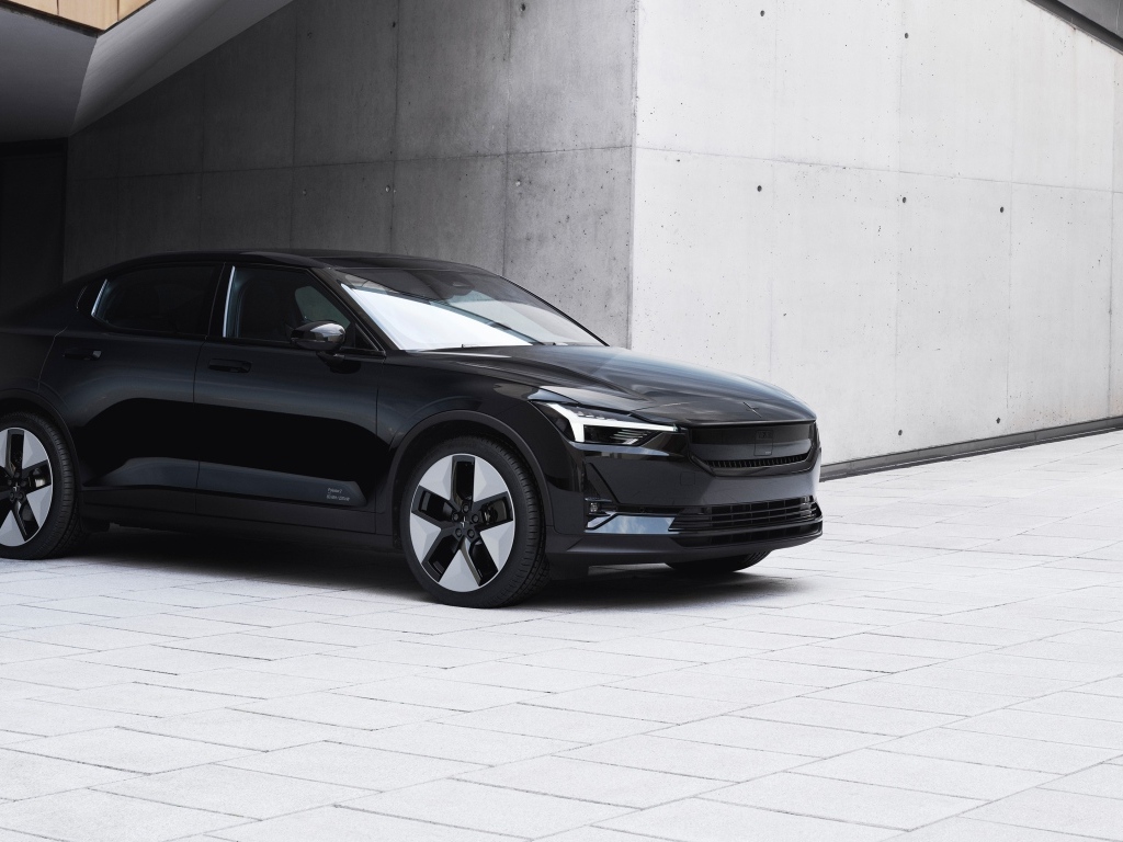 Черный автомобиль Polestar 2 2023 года у серой стены