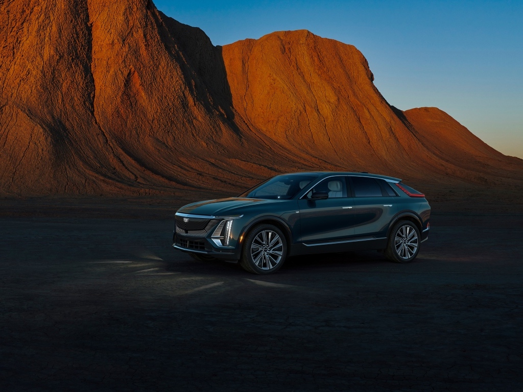 Автомобиль Cadillac Lyriq Tech 2023  в горах