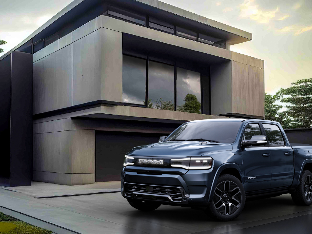 Серебристый пикап Ram 1500 REV 2025 у дома