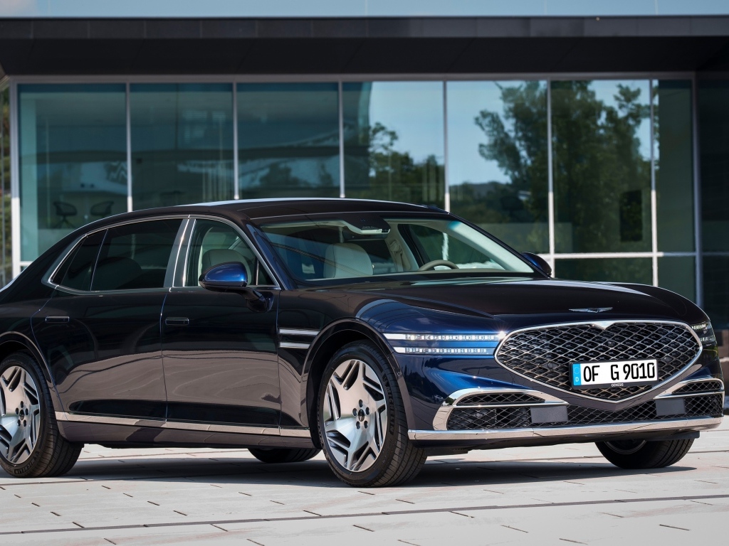 Стильный дорогой автомобиль Genesis G90 Long Wheelbase 2023 года у дома